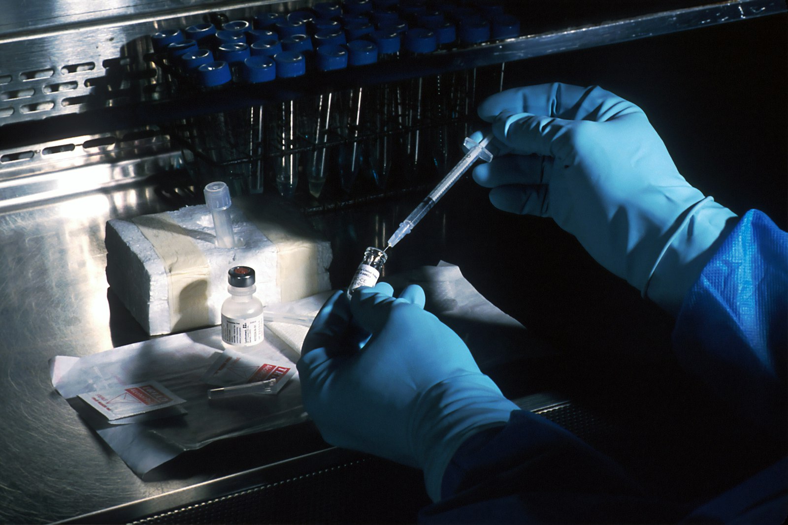 Chercheuse en laboratoire avec matériel scientifique